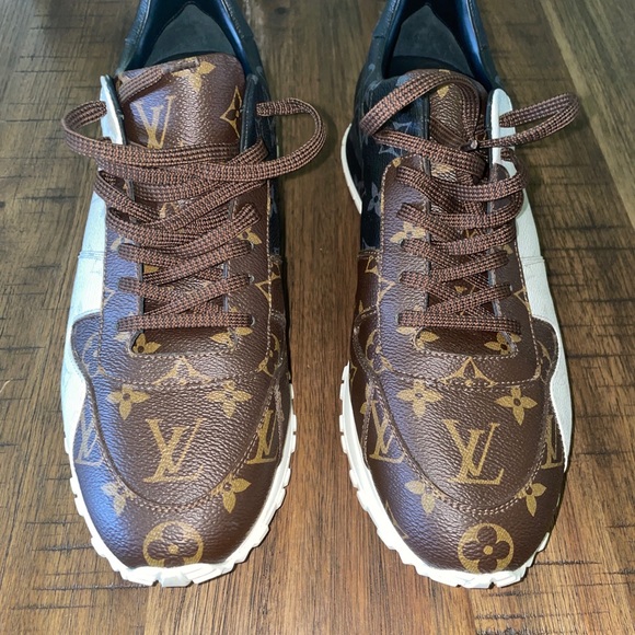 Size 10.5 (US) • Louis Vuitton Monogram Run Away Sneaker • VNDS • Pre-Owned. • - Picture 4 of 16